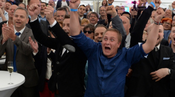Partijas ''Alternatīva Vācijai'' atbalstītāji līksmo par panākumiem vēlēšanās. Foto: LETA-AP