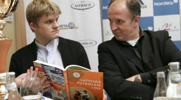 Arturs Vaiders (no labās) kopā ar kolēģi Dāvidu Ernštreitu, filmas ''Latvijas futbolam 100'' autori, tāda paša nosaukuma grāmatas prezentācijā 2006.gada decembrī. Foto: Gatis Dieziņš, LETA