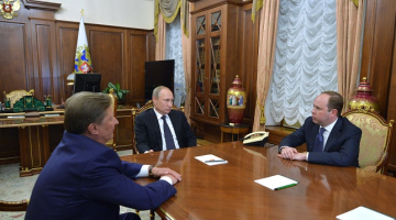 Antons Vaino (no labās) un bijušais Krievijas prezidenta administrācijas vadītājs Sergejs Ivanovs (pa kreisi) kabinetā pie Vladimira Putina. Foto: Sputnik/LETA