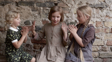 Foto no Ināras Kolmanes spēlfilmas Bille uzņemšanas. Attēlā no kreisās: Valtrauta (Marta Matīsa), Bille (Rūta Kronberga) un Ausma (Katrīna Sīle).