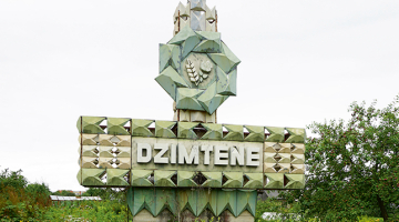 Padomju laika simboli un aristokrātiskā roze bijušā kolhoza Dzimtene vietzīmē.