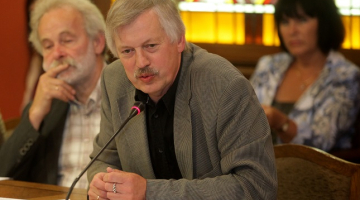 Valsts kultūras pieminekļu aizsardzības inspekcijas (VKPAI) pārstāvis Pēteris Blūms (no kreisās) un VKPAI vadītājs Juris Dambis. Foto: Ieva Čīka, LETA