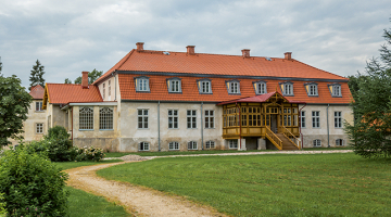 Padomju laikā Oleru muižā bijusi skola, citā ēkā — telefoncentrāle un pasts. Kad rosība noplakusi, viss pamests dīkstāvē.