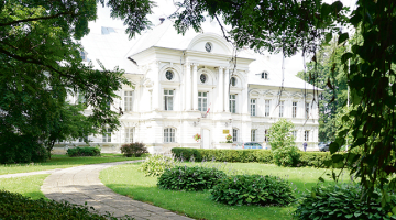 Zaļās muižas pils Zaļeniekos vecu koku ieskautā parkā ir skaista vieta pastaigām un romantiskām ballēm.