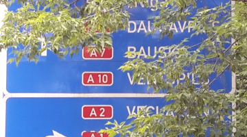 Aizaugusi ceļa zīme. Publicitātes foto