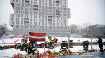 Dzīvojamais nams Zolitūdes traģēdijas vietā pašlaik ir grausta statusā. Foto: Edijs Pālens, LETA