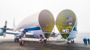 Šādu dīvainas konstrukcijas lidaparātu īpašu kravu pārvadāšanai izmanto ASV kosmonautikas pārvalde NASA — burtiski atverot vaļā Super Guppy lidmašīnas vēderu, rūpnīcā Luiziānas štatā tiek iekrauts kosmiskais aparāts Marsa izpētei. To pārvedīs uz palaišanas platformu Floridā.