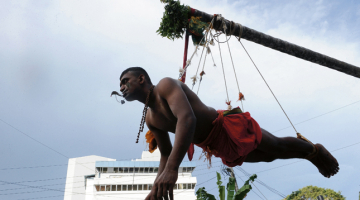 Adippura reliģiskajā festivālā Šrilankas galvaspilsētā Kolombo tamilu tautības hinduists pacelts gaisā aiz āķiem, kas ieāķēti viņa ādā. Tamili, kas galvenokārt ir hinduisma reliģijas piekritēji, ir lielākā minoritāšu kopiena šajā Indijas okeāna salā, kas pamazām atgūstas pēc gandrīz četrus gadu desmitus ilgušiem etniskajiem konfliktiem, kuri prasījuši gandrīz 100 tūkstošus dzīvību.