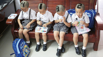 Pirmās skolas gaitas Ķīnas dienvidu pilsētā Šeņdžeņā sākuši Žianu ģimenes četrīši, un, lai skolotājiem un klasesbiedriem atvieglotu viņu atpazīšanu, vecāki puikām matos izdzinuši ciparus. Brāļu vārdi ir Junlons, Junksjao, Junhans un Junlins (tikai neprasiet, kurš ir kurš!).