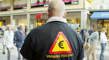 Referendums par pievienošanos  eirozonai Zviedrijā notika 2003.gada septembrī, un pret balsoja 56% vēlētāju, savukārt trīs gadus iepriekš eiro ieviešanu noraidīja dāņi — pret balsoja 53%.