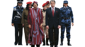Muamars Kadāfi ar savu miesassardžu svītu vizītē pie Ukrainas prezidenta Viktora Juščenko 2008.gadā.