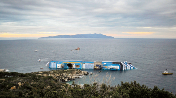 Jau vairāk nekā 70 pasažieri, kuri cieta kruīza kuģa Costa Concordia avārijā pie Itālijas krastiem, iesnieguši kopēju prasību tiesā pret kuģa īpašnieku. Kuģis bija devies ceļojumā pa Vidusjūru, kad tas pasažieru vakariņu laikā pie Džiljo salas Toskānā 13.janvāra vakarā uzskrēja rifam. Četras dienas pēc avārijas joprojām bez vēsts bija pazuduši 29 cilvēki. Avārijas brīdī uz klāja atradās 4229 pasažieri un apkalpes locekļi.