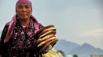 Kirgīzu sieviete bēgļu apmetnē  Ošas pilsētas pievārtē. Foto — AFP/LETA