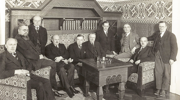 Marģera Skujenieka valdība Valsts kancelejas telpās 1931.gadā. No labās: Roberts Ivanovs, Vladislavs Rubulis (Rubuls), Kārlis Reinholds Zariņš, Vilis Gulbis, Jānis Balodis, Marģers Skujenieks, Jānis Kauliņš, Dāvids Rudzītis, Antons Kursītis un Atis Ķeniņš