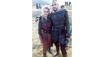 Īrijā dzīvojošā latviete Kristīne Ķēniņa kanādiešu seriālā Vikingi redzama 3. un 4.sezonā kā fona aktrise. Seriālā kopumā filmējušies seši latvieši. Attēlā: ar zviedru aktieri Gustavu Skarsgārdu.