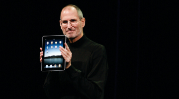 Apple boss Stīvs Džobss planšetdatora iPad pirmizrādē šā gada 27.janvārī Sanfrancisko. Līdz šim ASV un vēl 12 valstīs pārdoti jau vairāk nekā divi miljoni iPad. Foto — AFP/LETA