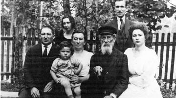 1930.gads, Rīga. Aliksas vecmamma Berta Broša Katca (pirmā no labās) ar savu tēvu Lācaru Katcu un vīru Lipu Jakeloviču, māsu Mariju un viņas vīru Iļju Taitsu, māsas dēlu Šaiju.