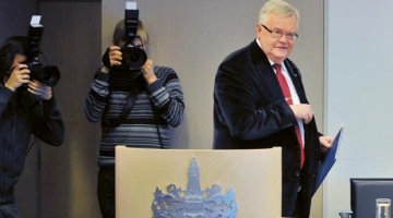 Tallinas mērs Edgars Savisārs preses konferencē decembrī. Politiķis Tallinas galvaspilsētā līdz šim baudījis lielu popularitāri, jo viņa vēlētāji ir arī krieviski runājošie iedzīvotāji, kuri Igaunijā var piedalīties pašvaldību vēlēšanās. Foto — Scanpix