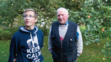 Reinis Elstiņš ar mazdēlu Robertu.