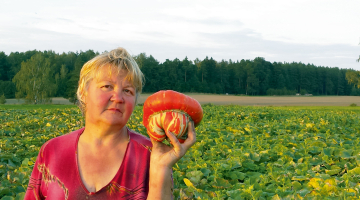 Laimas ģimenes saimniecība Vizbuļi ar bioloģisko dārzeņkopību nodarbojas jau desmit gadu. Pārliecinājušies, ka saimniekot bez dabai un cilvēkam kaitīgu vielu izmantošanas nav pārlieku grūti. «Esmu par to, lai Latvijā pēc iespējas vairāk būtu bioloģisko saimniecību.»
