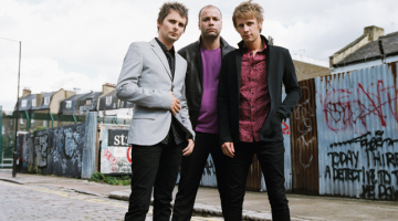 Trio ir kopā kopš 1994.gada. No kreisās: Mets Belamijs (vokāls, ģitāra, taustiņinstrumenti), Kriss Volstenholms (basģitāra, fona vokāls) un Doms Hovards (bungas). Publicitātes foto