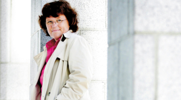 Bijusī juriste un Norvēģijas tieslietu ministre Anne Holta savos detektīvromānos mākot parādīt, «cik tumša patiesībā ir Skandināvija».
