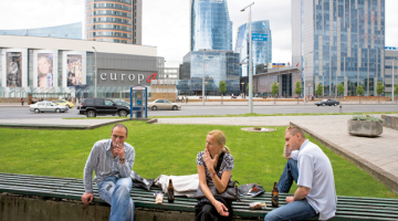 Pie tirdzniecības centra Europa Viļņā.