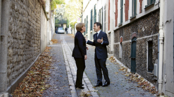 Francijas prezidents Nikolā Sarkozī un Vācijas kanclere Angela Merkele 2008.gada novembrī pēc divpusējām sarunām dodas vakariņās uz Sarkozī sievas Karlas Bruni–Sarkozī apartamentiem Parīzē. Foto — Reuters/Scanpix