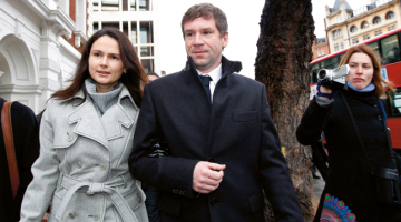 Vladimirs Antonovs ar sievu Olgu pēc tiesas sēdes Londonā pērn 16.decembrī.
