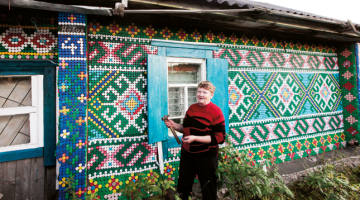 Krievu pensionāre Olga Kostina atradusi veidu, kā izrotāt savu dzīvi Sibīrijas taigas ciemā — uz savas mājas ārsienām viņa veido dažādus ornamentus un pat dzīvnieku attēlus no krāsainiem plastmasas pudeļu korķiem. Līdz šim izmantoti aptuveni 30 000 korķu. Sieviete ir apņēmības pilna līdzīgā veidā izrotāt arī citas savas saimniecības ēkas.