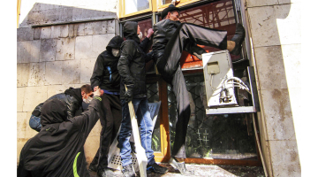 Prokrieviskie protestētāji 6.aprīlī cenšas ielauzties reģionālās valdības ēkā Doņeckā Ukrainas austrumos.