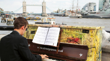 Šovasar Londonā atgriezies pa visu pasauli ceļojošais projekts — pilsētas ielās brīvi pieejamas klavieres