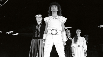 Igo Fomins (priekšplānā) Lāčplēša lomā, baltā tērpā Maija Lūsēna — Laimdota.