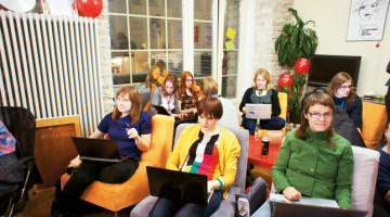 Kopš 2010.gada bezpeļņas organizācija Rails Girls organizē ātros programmēšanas kursus sievietēm.