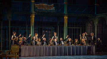 Aina no izrādes Svinības.
Foto — Daina Geidmane