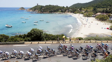 Kamēr vieni zviln pludmalē, citi lej smagus sviedrus — tā sestdien sākās ikgadējais Tour de France velobrauciens, kas šogad notiek jau 100.reizi. Pirmais sacensību posms bija jāveic Korsikas salā — 213 km.