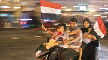 Kāda ēģiptiešu ģimene Kairā svin armijas paziņojumu, ka tā arestējusi tikai gadu nostrādājušo Valsts prezidentu Muhamedu Mursi un uz laiku pārņēmusi varu savās rokās.