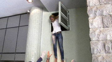 Kādai Kenijas galvaspilsētas iepirkšanās centra apmeklētājai teroristu uzbrukuma laikā 21.septembrī izdevās izbēgt caur ventilācijas šahtām un lūku.
