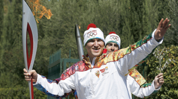 Senajā Olimpijā svētdien iedegtajai Soču olimpisko spēļu lāpai paredzēta vēsturē garākā ziemas olimpisko spēļu lāpas stafete — 65 000 km. Tā pabūs arī kosmosā, pasaulē dziļākajā ezerā un Ziemeļpolā. 2014.gada ziemas olimpiskās spēles Sočos būs lielākais pasākums Krievijā kopš PSRS sabrukuma — tās norisināsies no 7. līdz 23.februārim. Attēlā: krievu hokejists Aleksandrs Ovečkins.