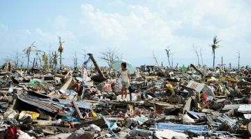 Postošākais taifūns Haijan Filipīnās izraisījis katastrofu — tūkstošiem līķu ielu malās, cilvēki bez pārtikas un dzeramā ūdens. Lai palīdzētu taifūnā cietušajiem, Filipīnām ir nepieciešama teju trešdaļa miljarda dolāru, aplēsusi ANO. Haijan ar vēju ātrumā ap 315 km/h (87,5 m/s) pārgāja pāri Filipīnu Leites un Samaras salām, pārbrāžoties pāri valsts centrālajai daļai, kur dzīvo miljoniem cilvēku, un nodarot plašus postījumus 600 kilometru garā joslā. Pēc ANO aplēsēm, Leites salas Taklobanas pilsētā vien varētu būt gājuši bojā ap 10 000 cilvēku. Bez pajumtes palikuši ap 660 000 cilvēku.