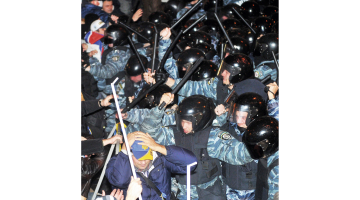 Lielākie protesti kopš Ukrainas 2004.gada Oranžās revolūcijas svētdien Kijevā pulcēja ap 100 tūkstošus cilvēku, lai demonstrētu ukraiņu neapmierinātību ar valdības un prezidenta lēmumu neslēgt asociācijas līgumu ar Eiropas Savienību. Bijusī Ukrainas premjerministre Jūlija Timošenko paziņojusi par beztermiņa badastreika sākšanu, lai ietekmētu prezidenta Viktora Janukoviča izvēli pievienoties Austrumu partnerībai.