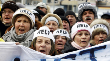 Protestētāji pie ES delegācijas mītnes Kijevā akcijā Ieviesiet sankcijas — pārtrauciet vardarbību! Jaunu vardarbīgu protestu vilni Ukrainas galvaspilsētā izraisīja parlamenta pieņemtie likumgrozījumi, kas domāti plašo opozīcijas protestu ierobežošanai, nosakot, ka par sabiedrisko ēku bloķēšanu varēs piespriest līdz pat piecu gadu cietumsodu. Savukārt tiesa līdz 8.martam aizliegusi Ukrainas galvaspilsētā rīkot protesta akcijas. Protestētāju sadursmēs ar miliciju pirmdien ievainoti vairāk nekā 200 cilvēki. Ukrainas Rada grasās izsludināt ārkārtas stāvokli.
