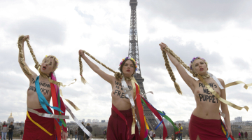 Ukraiņu sieviešu kustības Femen toplesa aktīvistes otrdien sarīkoja protesta akciju Francijas galvaspilsētā Parīzē, attēlojot tikko atbrīvoto Ukrainas opozīcijas ikonu un ekspremjeri Jūliju Timošenko un nosaucot viņu par Krievijas prezidenta Vladimira Putina jauno marioneti.