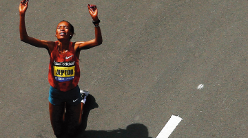 Kenijas skrējēja Rita Jepto otro gadu pēc kārtas triumfēja slavenajā Bostonas maratonā, bet starp vīriešiem labākais bija mājinieks Mebs Keflezigi. Kenijas skrējējai šī bija trešā uzvara Bostonas maratonā, jo viņa ne tikai triumfēja pērn traģiskajās sacensībās, bet paveica to pašu arī 2006.gadā. 2013.gada 15.aprīlī pie Bostonas maratona finiša līnijas notika divi sprādzieni, kuros tika nogalināti trīs cilvēki un vēl 264 cilvēki ievainoti.
