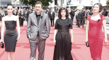 Uz Kannu sarkanā paklāja turku režisors Nuri Bilge Džeilans ar savas filmas Ziemas miegs aktrišu ansambli: Melisu Sozenu (no kreisās), Ebru Džeilanu (aktrise un režisora sieva) un Demetu Akbagu.
