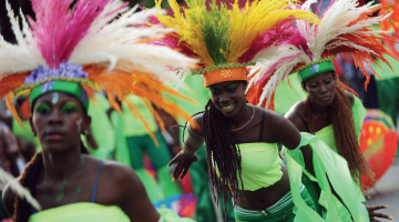 Haiti iedzīvotāju līksmošana Ziedu festivālā Portoprinsā. Festivāls norit trīs dienas Haiti galvaspilsētas centra ielās.