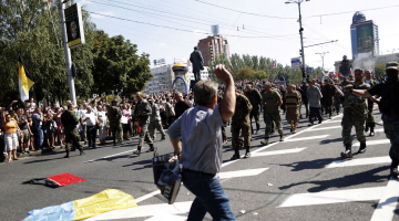 Prokrievisko separātistu svētdien Doņeckā sarīkotais Ukrainas armijas gūstekņu gājiens ir Ženēvas konvencijas pārkāpums, — tā uzskata starptautiskā cilvēktiesību aizstāvības organizācija Human Rights Watch. Gājienu nosoda arī Eiropas Savienības līderi. Konvencija prasa humānu un cieņpilnu attieksmi pret kara gūstekņiem.