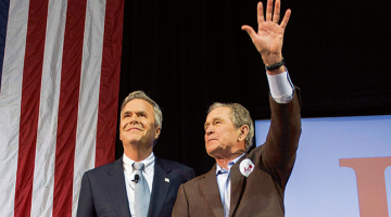 Pielikts punkts Bušu dinastijas ietekmei ASV politikā, jo pēc sliktiem rezultātiem republikāņu priekšvēlēšanās Dienvidkarolīnas štatā Džebs Bušs (pa kreisi) nolēmis pārtraukt cīņu par ASV prezidenta krēslu. Viņa tēvs Džordžs Bušs vadīja valsti 1989.—1993. gadā, bet vecākais brālis Džordžs jaunākais no 2001. līdz 2009. gadam.