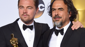 Par tēlojumu kinolentē The Revenant (Cilvēks, kurš izdzīvoja) savu pirmo Oskaru saņēma aktieris Leonardo di Kaprio (attēlā no kreisās), savukārt kategorijā Labākais režisors apbalvots šīs filmas veidotājs Alehandro Gonsaless Injaritu. Par aizvadītā gada labāko filmu ASV Kinoakadēmija atzina žurnālistikas drāmu Spotlight (Uzmanības centrā). Labākā aktrise ir 26 gadus vecā amerikāniete Brī Lārsone, kura spēlēja galveno lomu drāmā Room (Istaba). Visvairāk — sešas Oskara balvas — saņēma austrāliešu režisora Džordža Millera postapokaliptiskais trilleris Mad Max: Fury Road.