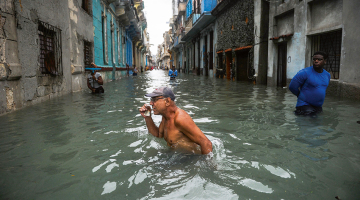 Vēsturē stiprākā piektās kategorijas viesuļvētra Irma pagājušajā nedēļā uzbruka Karību baseina salām, aiz sevis atstājot pilnīgu sagrāvi un 37 bojāgājušos. Šī supervētra devās pāri Kubai, Haiti un Bahamu salām līdz Floridai, kur piespieda evakuēties miljoniem cilvēku, 10 cilvēki gāja bojā. Tur pirmdien vētra zaudēja savu spēku, taču tas neapturēja plūdus. Vētra nodarījusi miljardiem lielus zaudējumus Floridai. Attēlā: plūdi Havanas centrā.